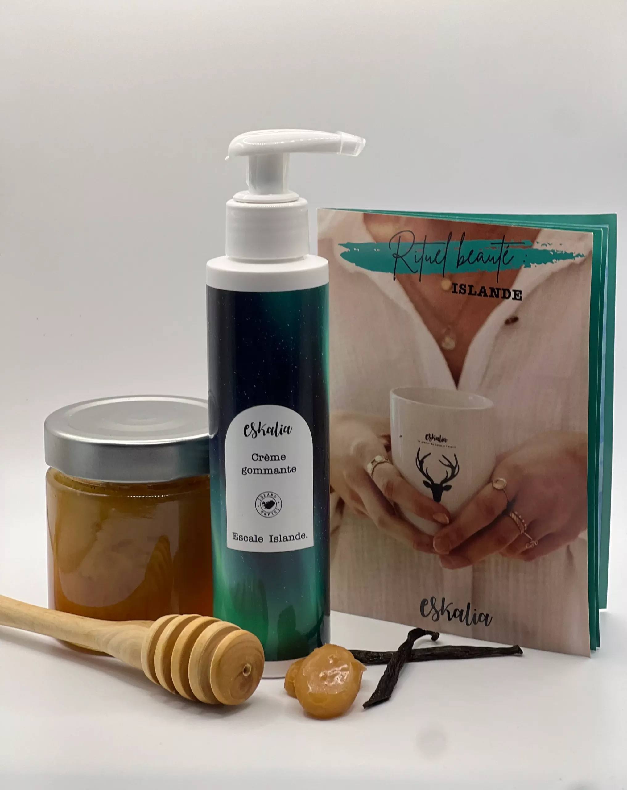Crème gommante corps Eskalia Escale Islande flacon pompe 150ml senteurs miel vanille caramel
